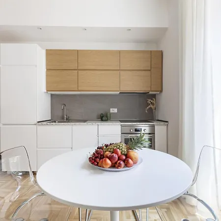 Hostly-the Montebello Suite-near Trevi Rome